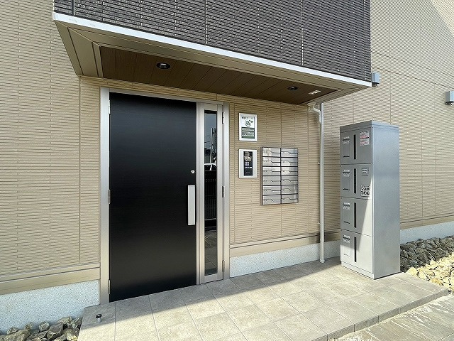 ジューンベリーガーデンのその他共用部分|建物の入り口はオートロックになっています