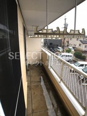 【バルコニー】 | ファミール高畑 | 外からの目が気にならないバルコニーで洗濯物が干せます