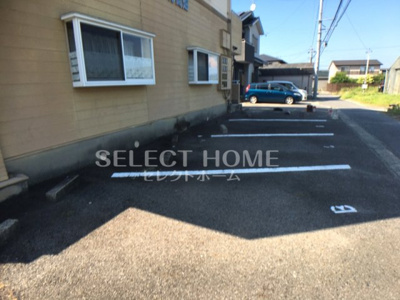 【駐車場】 | ファミール高畑 | 駐車場があるので、車を買う予定の方も安心です