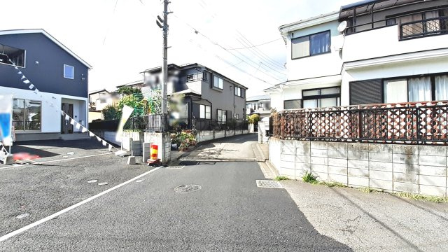 狭山市南入曽・全2棟　新築一戸建　1号棟　～LDK19帖～の前面道路含む現地写真|車通りの少ない前面道路、小さなお子様がいる方も安心です。