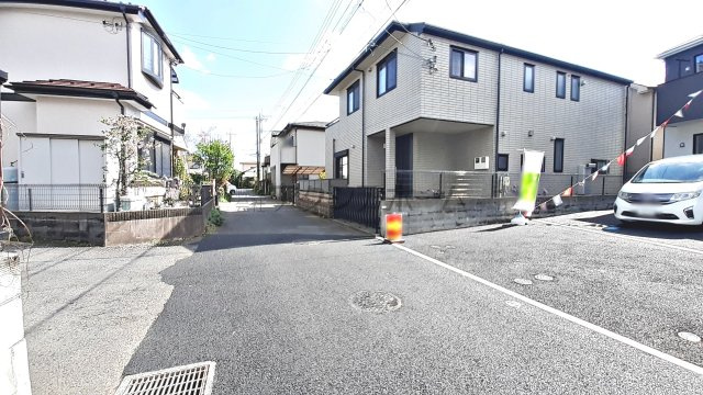 狭山市南入曽・全2棟　新築一戸建　2号棟　～収納充実～の前面道路含む現地写真|車通りの少ない前面道路、小さなお子様がいる方も安心です。