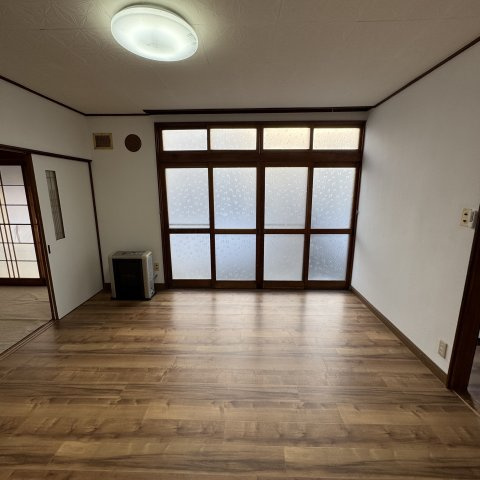 登別市登別本町1丁目16-5戸建の居間・リビング
