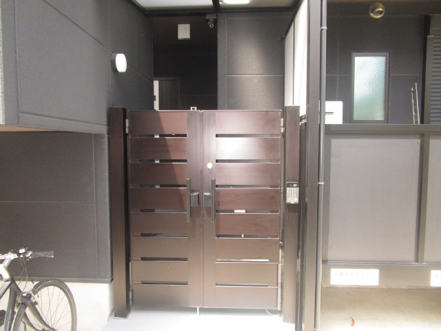 豊中市稲津町３丁目の一棟マンションのエントランス