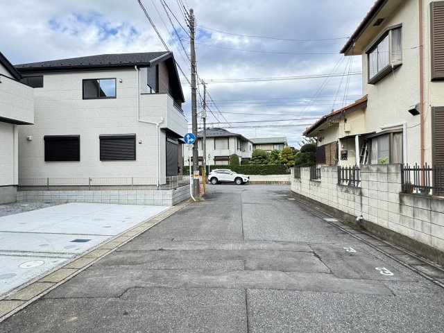 松戸市二十世紀が丘萩町新築戸建【柿ノ木台小学校：5分】の前面道路含む現地写真|東側前面道路・幅員約5.9ｍ