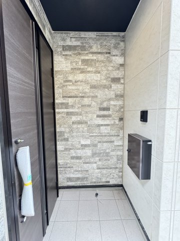 松戸市二十世紀が丘萩町新築戸建【柿ノ木台小学校：5分】のエントランス|エントランス・玄関ポーチ