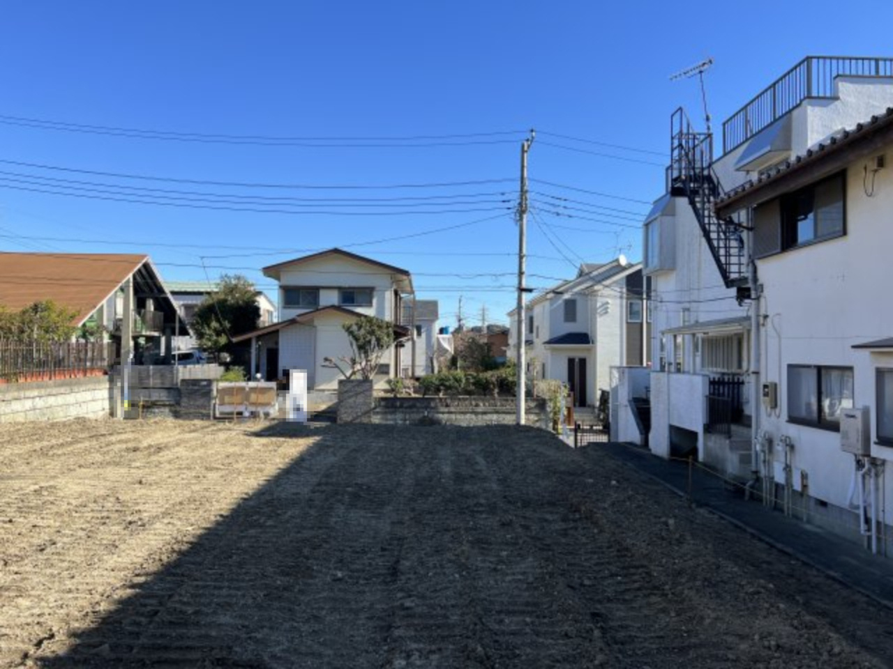 床暖房、LDK吹き抜けのある旧分譲地内の新築住宅の外観