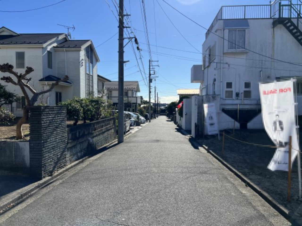 床暖房、LDK吹き抜けのある旧分譲地内の新築住宅の前面道路含む現地写真