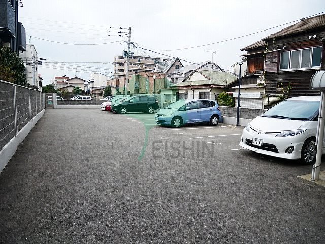 グランフォーレラクゼ箱崎宮前の駐車場