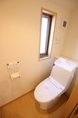 洗浄機能付便座のトイレ、収納棚も付いています