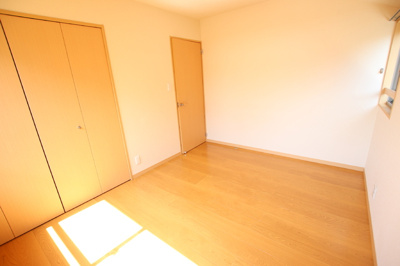 ２面採光、クローゼット収納付の洋室６帖