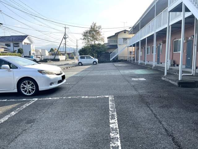 メゾンパーク前田の駐車場