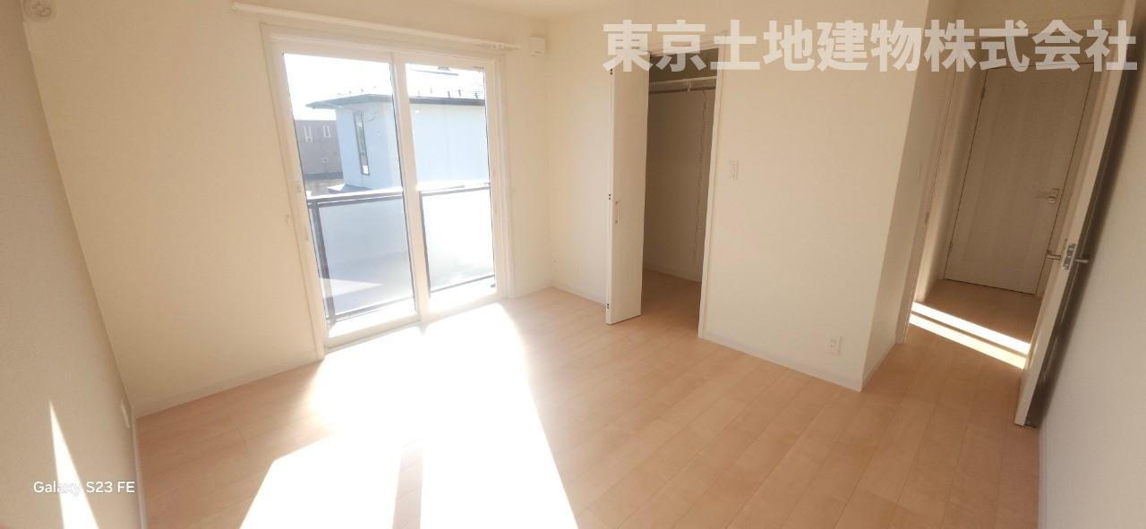 MOCXGARDEN前橋三俣町3号地の洋室|【2階/洋室7.5帖】陽当たり良好♪
増えがちな洋服もウォークインクローゼットに収納！