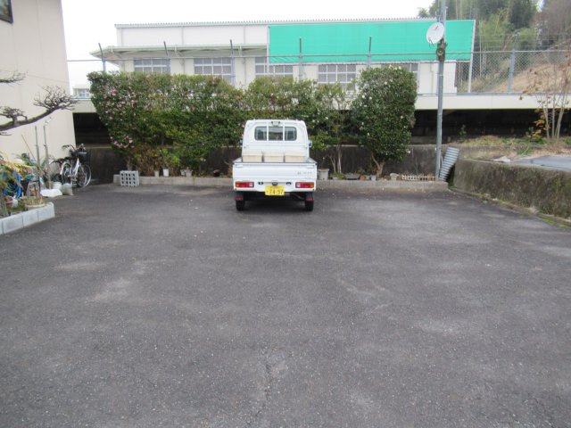 津山市志戸部　2階建店舗の駐車場