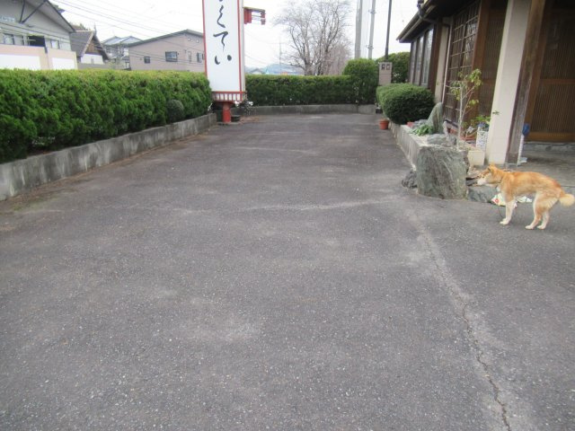 津山市志戸部　2階建店舗の駐車場