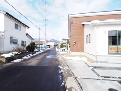 【前面道路含む現地写真】 | Erde　桑折町２期　２号棟
