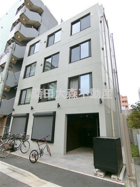 COCOCUBE大森山王の外観|2020年4月築　RC鉄筋コンクリート造地上5階建て総戸数13戸
東京都大田区山王3丁目　JR京浜東北線大森駅徒歩8分
駅からは商店街の池上通りで1本道！MEGAドン・キホーテ目の前の立地