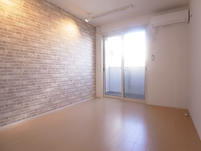 神戸市兵庫区南逆瀬川町のアパートの居間・リビング|リビング室内