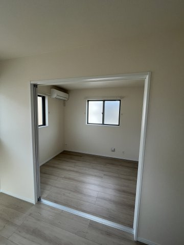 Kolet岩槻原町のその他|洋室2部屋の間の扉を開放して1室にするレイアウトは、空間をフレキシブルに使えるため非常に人気があります。 ライフスタイルの変化に合わせて、手軽に部屋の広さや役割を変えられるのが最大のメリットです。
