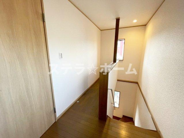 千里山東1 中古戸建の内装|明るい階段です