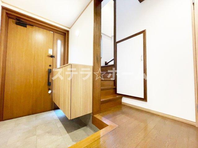 千里山東1 中古戸建の玄関|収納もある玄関です