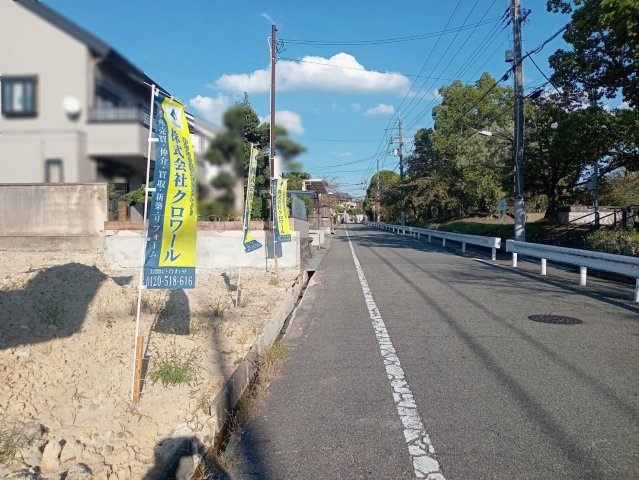 富田林市寺池台1丁目　土地の前面道路含む現地写真|広い前面道路約7.4ｍ