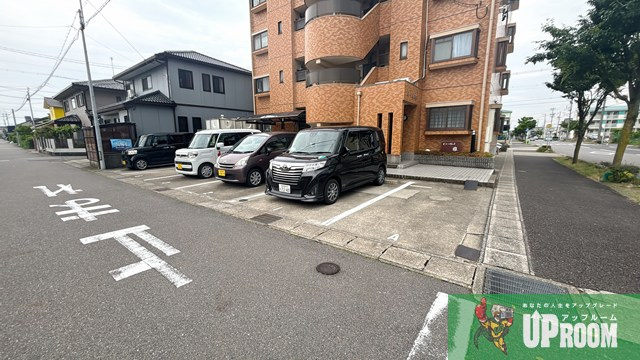 ビューパレス雅の駐車場