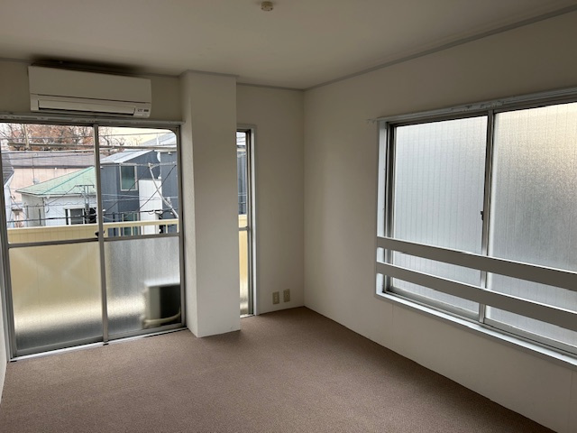 落ち着いた色調の洋室です