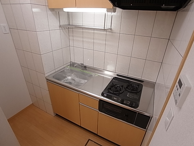 神戸市兵庫区平野町字天王谷奥東服のアパートのキッチン|システムキッチン（ガス２口）