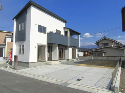 【駐車場】 | ブルーミングガーデン南アルプス市野牛島　2号棟 | 駐車場があるので、車を買う予定の方も安心です