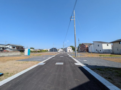 【前面道路含む現地写真】 | 【大平町富田第1期　現地外観】