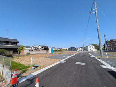 【前面道路含む現地写真】 | 【大平町富田第1期　現地外観】