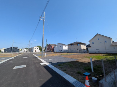 【前面道路含む現地写真】 | 【大平町富田第1期　現地外観】