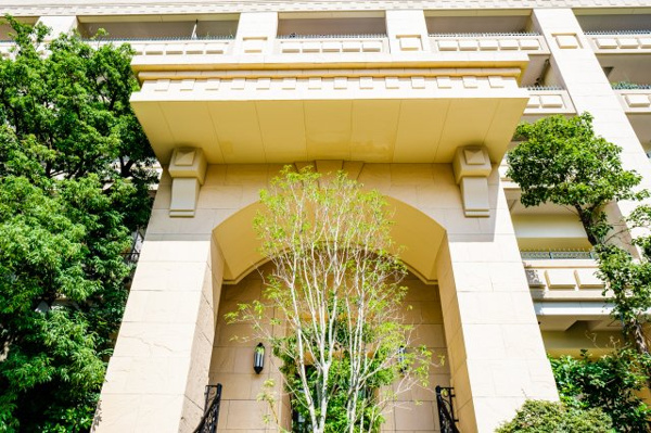  | 【エントランス外観】ウエストエントランスです。森の木々の中に開かれたような品格あるアプローチゲート！