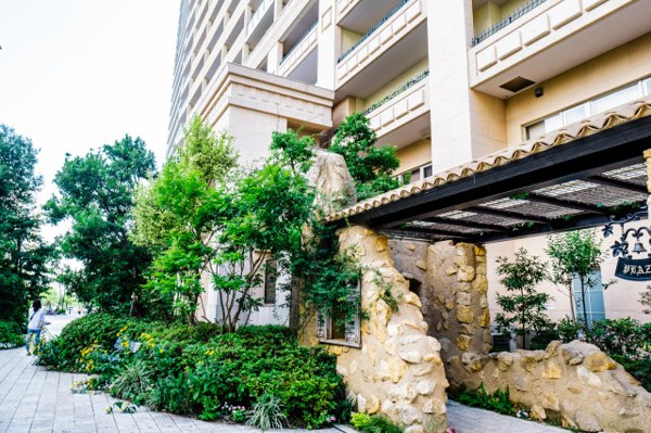 【周辺】 | 【エントランス周辺】緑の潤い豊かな、こだわりのランドスケープ！マンション周辺は木々に囲まれています！