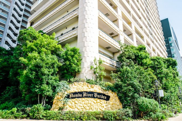 【周辺】 | 【周辺】森のように生い茂る植栽の中に輝く、大きな館銘板が目を惹きます！