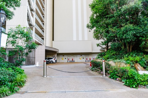 【駐車場】 | 【敷地内駐車場】きちんと整備されたきれいな駐車場です！十分な広さがあり、車の出し入れもスムーズ！
