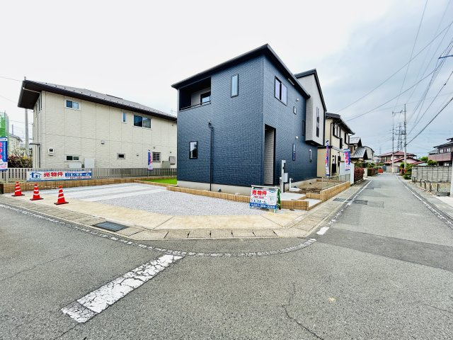 新築　高崎市浜尻町2期　GRAFARE　１号棟の前面道路含む現地写真|現地写真　北東側接道幅員約4ｍ　南東側接道幅員約3.7ｍ　
