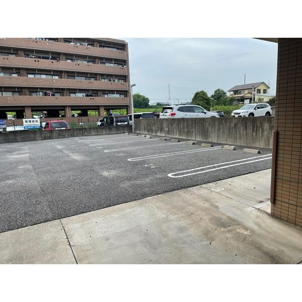 ソレイユ山代の駐車場