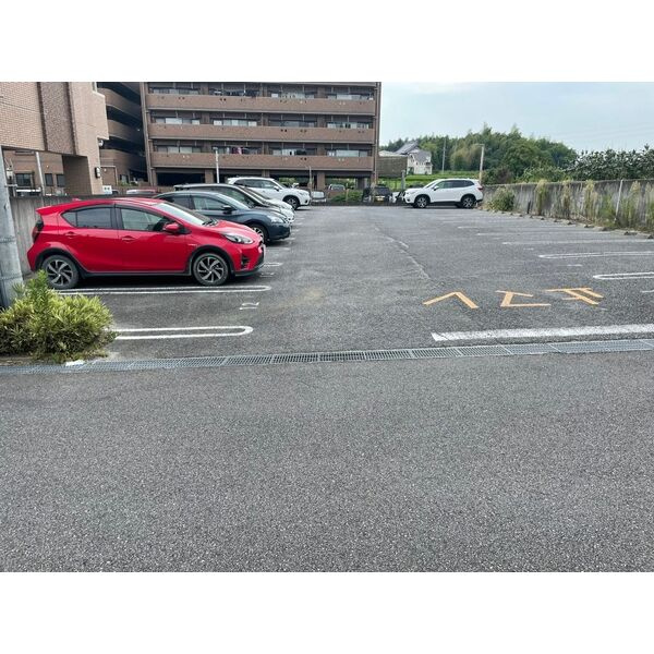 ソレイユ山代の駐車場