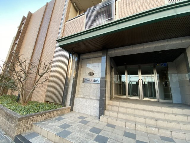 ソレイユ山代のエントランス