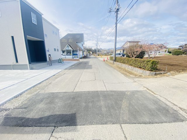 新築　北群馬郡吉岡町漆原第5　Liveie Garden.S　1号棟の前面道路含む現地写真|北側接道幅員約6.1ｍ	