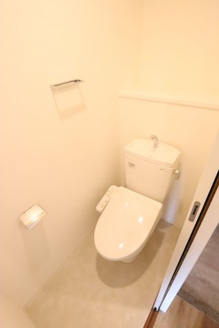 大阪市旭区赤川２丁目の賃貸マンションのトイレ