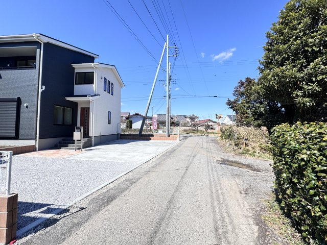 新築　北群馬郡吉岡町漆原第5　Liveie Garden.S　2号棟の前面道路含む現地写真|現地写真　北側接道幅員約6.1ｍ　東側接道幅員約4ｍ			