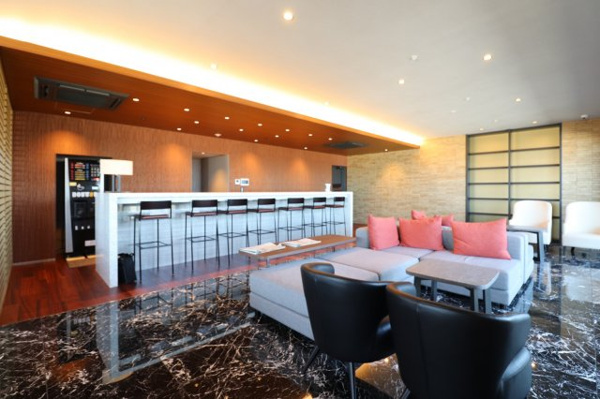 【ロビー】 | 【スカイラウンジ】地上96m、29階の天空サロン。ラグジュアリーな、大人のための贅沢な空間です！