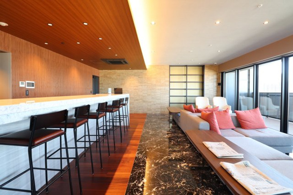 【ロビー】 | 【スカイラウンジ】選び抜かれた家具と、エレガントな和を感じる空間。カウンターもございます！！