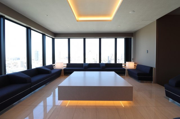 【ロビー】 | 【スカイラウンジ】北は梅田方面の都心を、東は大阪城方面を見下ろすという資産。