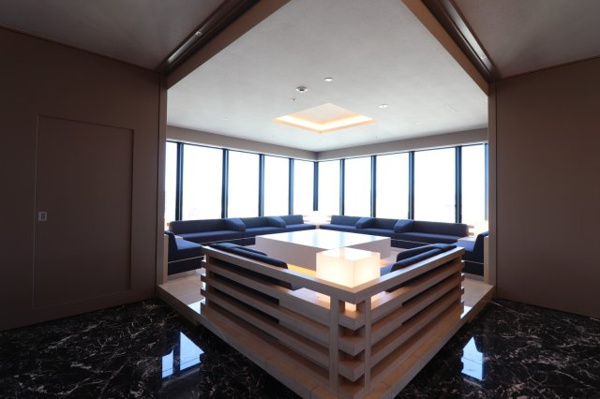 【ロビー】 | 【スカイラウンジ】和洋折衷のモダンなラウンジ。ゲストやご家族と歓談し、ゆったりとお寛ぎいただけます。