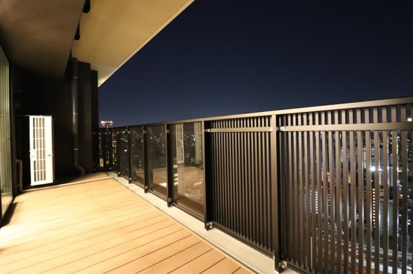 【バルコニー】 | 【スカイラウンジのバルコニー】爽やかな風に吹かれながら、高層階からの見晴らしでリフレッシュ！