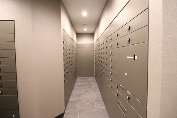 【設備】 | 【郵便受け】シンプルで使いやすい郵便受けです！メールコーナーの近くには、宅配ボックスもございます！