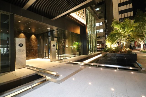  | 【エントランス外観】ホテルのような上品な外観！光に浮かぶ水盤と緑が、最先端のモダンを感じさせます。